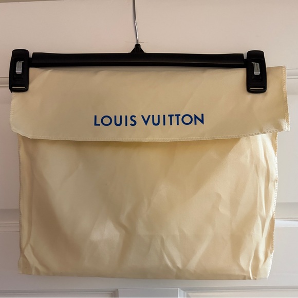 Elegant LV Scarf with dust bag🧣 - Picture 5 of 6